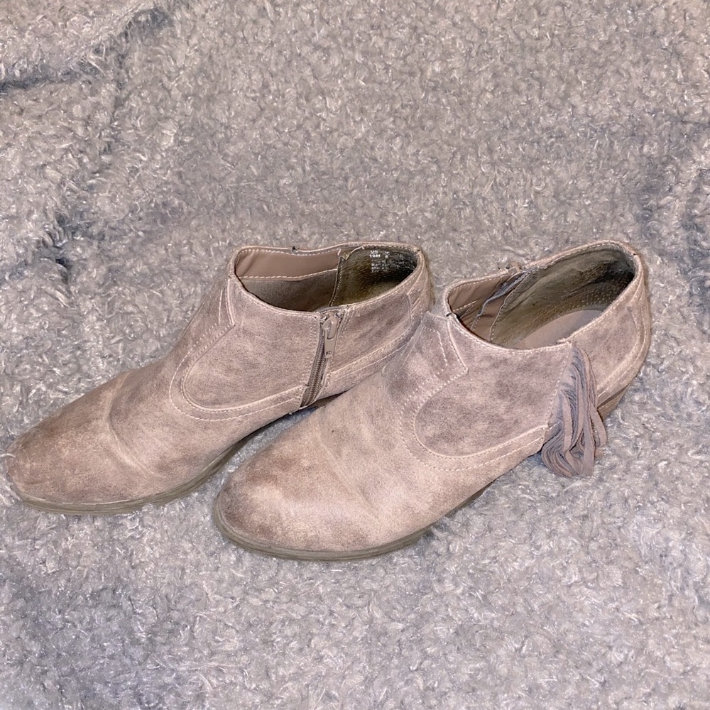 Fringed booties with zipper